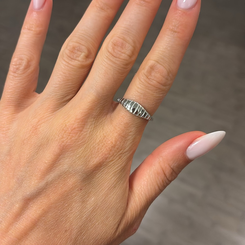 Silver Twist Ribbed Chunky Ring Sz 7 20$